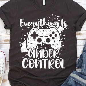 Gamer geschnitten Datei, alles ist unter Kontrolle, Game Controller Cut Files, lustig, Videospiel svg dxf eps png, Gamer Shirt svg, Silhouette Cricut