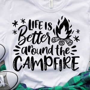 La vida es mejor alrededor de una fogata (SVG), archivos de corte con frases de camping, SVG de vacaciones, DXF, EPS, PNG, SVG de vida de camping, SVG de campamento, Cricut, Silhouette