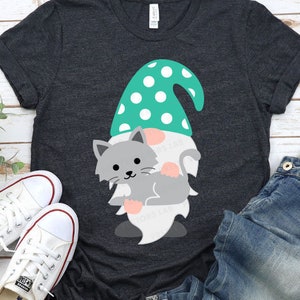 Gnome avec un chat Svg, Gnome mignon coupe fichiers, Gnome tenant chat Svg Dxf Eps Png, Clipart maman chat, Svg pour amoureux des animaux, Svg drôle, Cricut, Silhouette