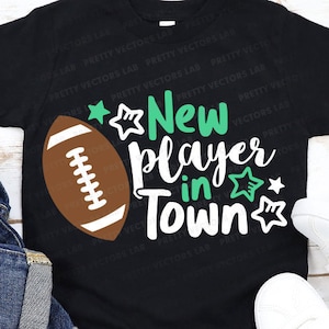 Neuer Spieler in der Stadt svg, Fußball-Svg, Neugeborenen-Svg, Dxf, Eps, Png, Baby Boy Cut Files, Babyparty-Svg, Fußball-Mama-Svg, Silhouette, Cricut