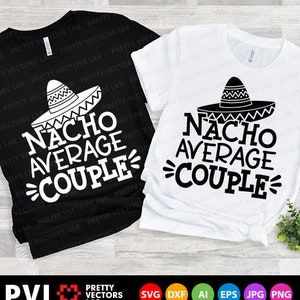 Può includere: Due t-shirt con un design grafico in bianco e nero di un sombrero e il testo "Nacho Average Couple". Una t-shirt è nera e l'altra è bianca.