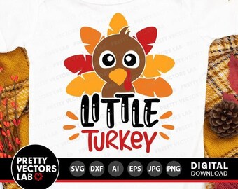 Puede incluir: Un body blanco con un lindo pavo de dibujos animados que lleva un sombrero de plumas rojas y amarillas. El texto "LITTLE TURKEY" está escrito en letras negras y rojas debajo del pavo.