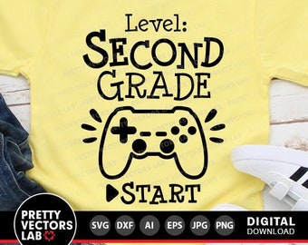 Può includere: Una maglietta gialla con un'immagine di un controller per videogiochi nero e il testo "Level: Second Grade" e "Start".