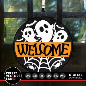 Puede incluir: Un colgador de puerta de Halloween negro y naranja con un diseño de telaraña y la palabra "WELCOME" en letras blancas. Hay cuatro fantasmas blancos con ojos y bocas negras en el colgador.