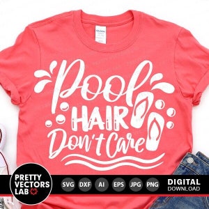 Pu&ograve; includere: Una maglietta rosa con testo bianco che recita "Pool Hair Don't Care" con una grafica di infradito e gocce d'acqua.