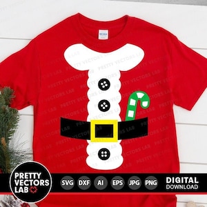 Puede incluir: Camiseta roja con un diseño de traje de Papá Noel blanco. El diseño incluye un cinturón, botones y un bastón de caramelo. El texto "PRETTY VECTORS LAB" está en la parte inferior de la imagen.