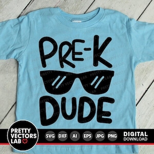 Può includere: Una maglietta blu chiaro con un design grafico nero che dice "Pre-K Dude" con occhiali da sole sopra il testo. Il design è in un font divertente e di tipo cartone animato.