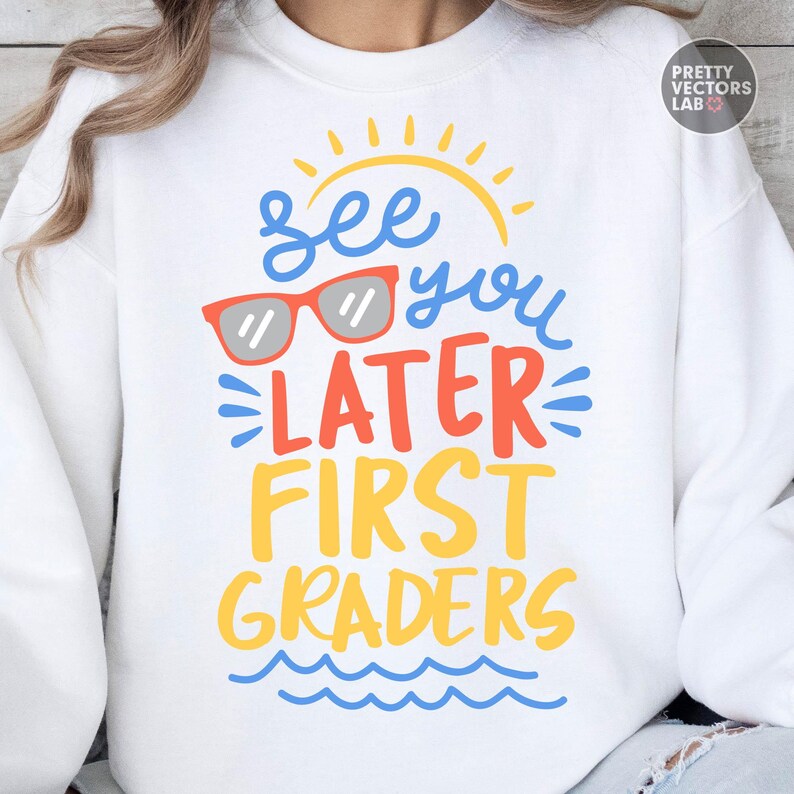 Puede incluir: Sudadera blanca con el texto "See you later First Graders" en azul, naranja y amarillo. El dise&ntilde;o incluye un sol amarillo, gafas de sol rojas y olas azules. La sudadera es de estilo casual.