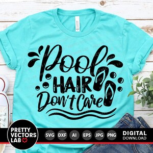 Pu&ograve; includere: Una maglietta turchese con testo nero che recita "Pool Hair Don't Care" con una grafica di infradito.