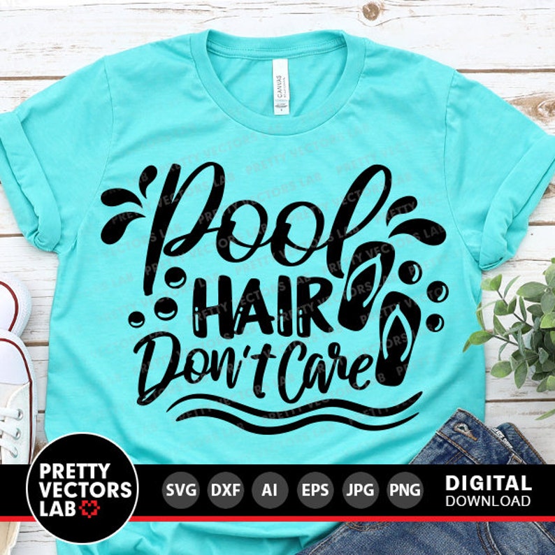 Pu&ograve; includere: Una maglietta turchese con testo nero che recita "Pool Hair Don't Care" con una grafica di infradito.