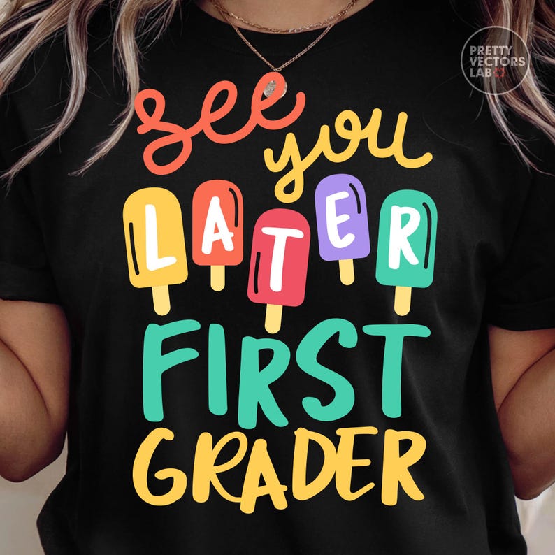 Puede incluir: Camiseta negra con la frase "See you later First Grader" en letras coloridas. El dise&ntilde;o incluye helados con las letras LATER. Un dise&ntilde;o divertido para el regreso a clases.