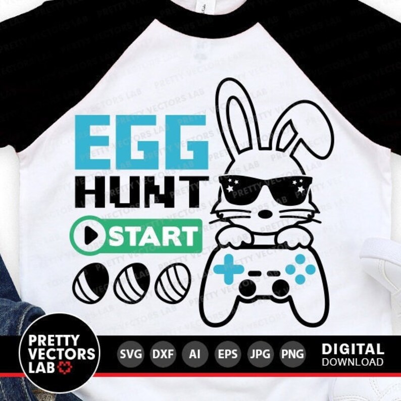K&ouml;nnte beinhalten: Ein wei&szlig;es T-Shirt mit einer Schwarzwei&szlig;illustration eines Kaninchens, das eine Sonnenbrille tr&auml;gt und einen Videospielcontroller h&auml;lt. Der Text "Egg Hunt" und "Start" ist in Blau und Gr&uuml;n. Das Shirt ist im Raglan-Stil mit schwarzen &Auml;rmeln und einem wei&szlig;en Oberk&ouml;rper.