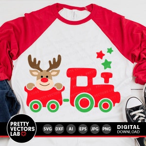 K&ouml;nnte beinhalten: Ein rot-wei&szlig;es Raglan-T-Shirt mit einem Cartoon-Rentier, das einen roten Zug mit gr&uuml;nen R&auml;dern zieht. Der Zug hat drei gr&uuml;ne Sterne dar&uuml;ber.