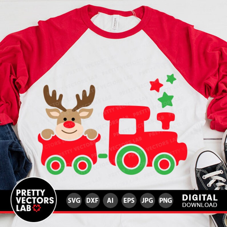 K&ouml;nnte beinhalten: Ein rot-wei&szlig;es Raglan-T-Shirt mit einem Cartoon-Rentier, das einen roten Zug mit gr&uuml;nen R&auml;dern zieht. Der Zug hat drei gr&uuml;ne Sterne dar&uuml;ber.