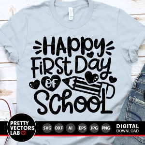 Może przedstawiać: Jasnoniebieska koszulka z czarnym napisem "Happy First Day of School" z oł&oacute;wkiem i sercami. Tekst jest w zabawnym kroju pisma.
