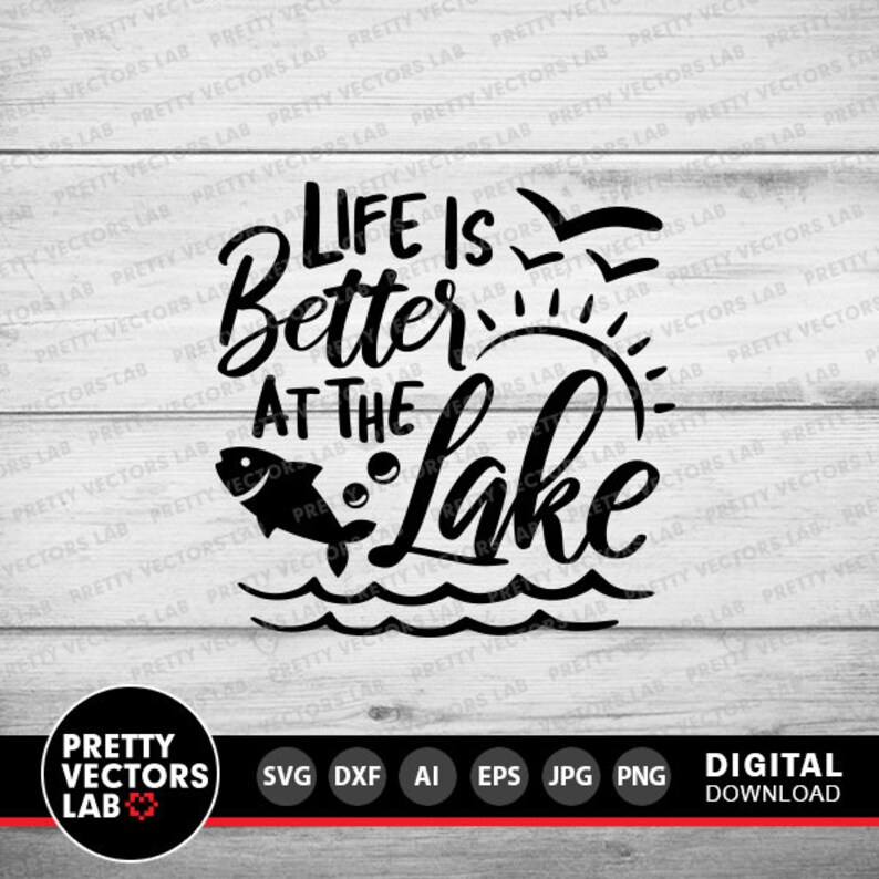 Puede incluir: Dise&ntilde;o gr&aacute;fico en blanco y negro con el texto "Life is Better at the Lake" con un pez saltando fuera del agua y un sol con rayos.