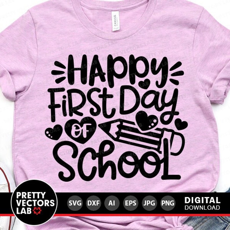 Może przedstawiać: R&oacute;żowy T-shirt z czarnym napisem "Happy First Day of School" z oł&oacute;wkiem i sercami. Tekst jest w zabawnym kroju pisma.