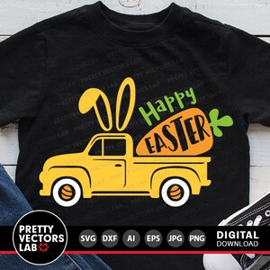 Puede incluir: Una camioneta amarilla con orejas de conejo que lleva una zanahoria que dice "Feliz Pascua".