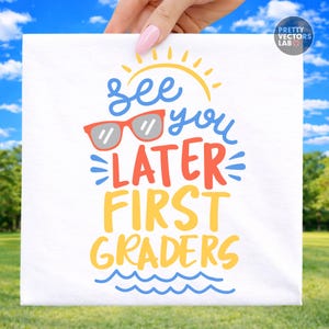 Puede incluir: Cuadrado blanco con el texto "See you later First Graders" en azul, rojo y amarillo. El dise&ntilde;o incluye un sol amarillo, gafas de sol rojas y olas azules. La imagen se sostiene sobre un fondo de hierba verde y cielo azul.