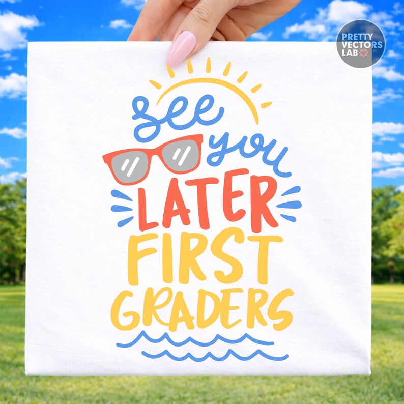 Puede incluir: Cuadrado blanco con el texto "See you later First Graders" en azul, rojo y amarillo. El dise&ntilde;o incluye un sol amarillo, gafas de sol rojas y olas azules. La imagen se sostiene sobre un fondo de hierba verde y cielo azul.