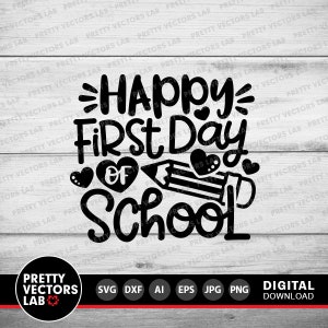 Może przedstawiać: Czarno-biały projekt graficzny z tekstem "Happy First Day of School" z oł&oacute;wkiem i sercami.
