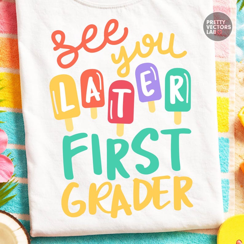 Puede incluir: Camiseta blanca con la frase "See you later First Grader" en letras coloridas y divertidas. El dise&ntilde;o incluye ilustraciones de helados de varios colores. La camiseta est&aacute; sobre una toalla de playa colorida.