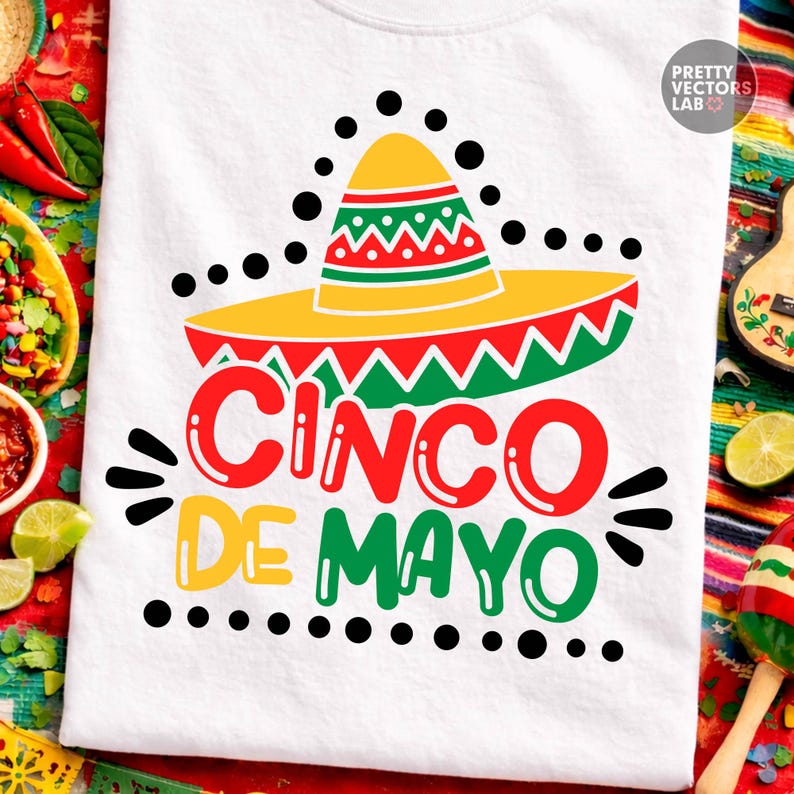 K&ouml;nnte beinhalten: Wei&szlig;es T-Shirt mit einem farbenfrohen Cinco de Mayo-Design. Das Design zeigt einen gelben Sombrero mit roten und gr&uuml;nen Akzenten sowie die Worte "Cinco de Mayo" in Rot, Gelb und Gr&uuml;n. Schwarze Punkte und Linien vervollst&auml;ndigen den festlichen Look.