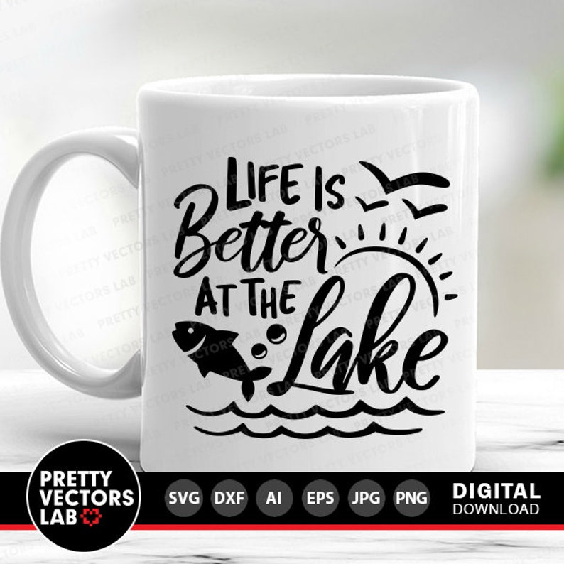 Puede incluir: Taza de cer&aacute;mica blanca con un dise&ntilde;o negro que dice "Life is Better at the Lake" con un pez saltando fuera del agua y un sol con rayos.
