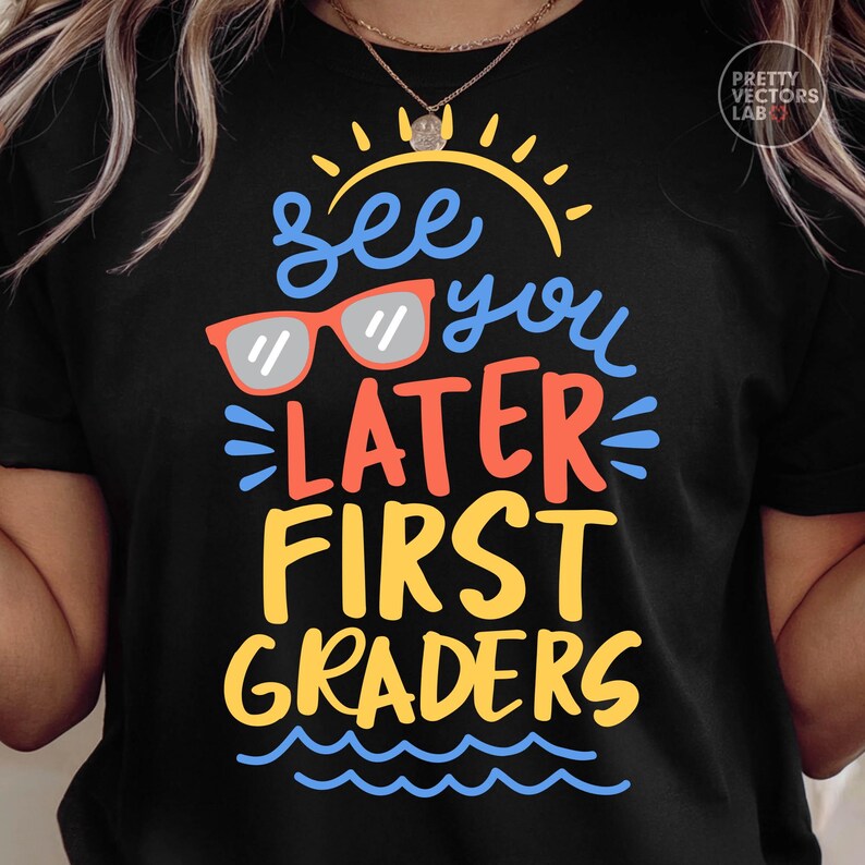 Puede incluir: Camiseta negra con un gr&aacute;fico colorido que dice "See you later First Graders". El dise&ntilde;o incluye gafas de sol, un sol y olas. El texto es en azul, naranja y amarillo.