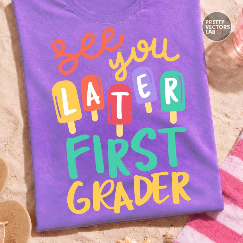 Puede incluir: Una camiseta morada con la frase "See You Later First Grader" en letras coloridas y divertidas. El dise&ntilde;o incluye letras con forma de helado en amarillo, rojo, verde y morado, creando un ambiente veraniego y alegre. Perfecta para el regreso a clases.