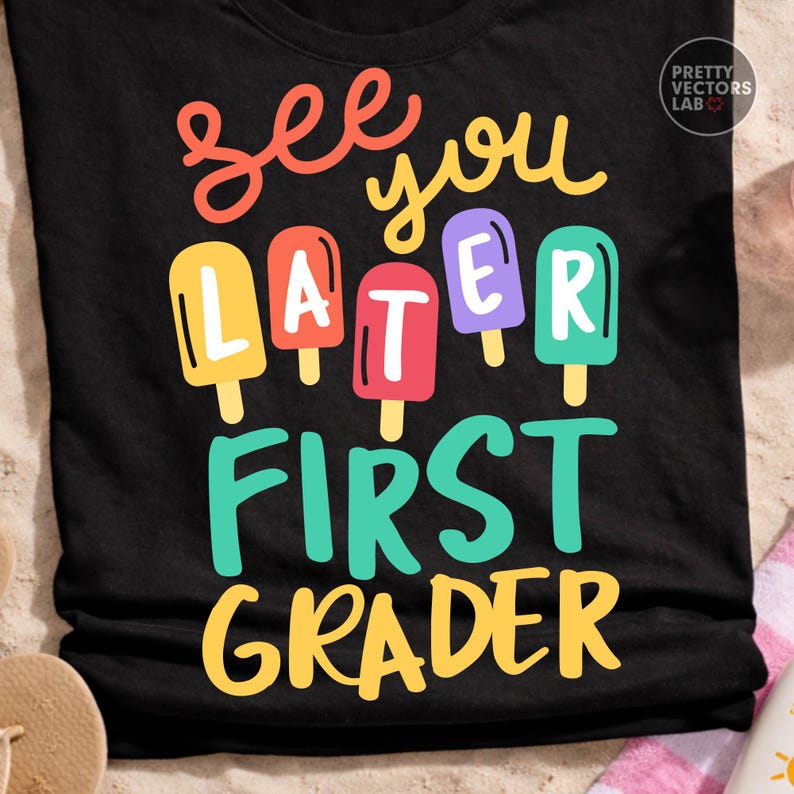 Puede incluir: Camiseta negra con la frase "See you later First Grader" en letras coloridas. El dise&ntilde;o incluye letras con forma de helado en amarillo, rojo, morado y verde, ideal para el regreso a clases o una graduaci&oacute;n.