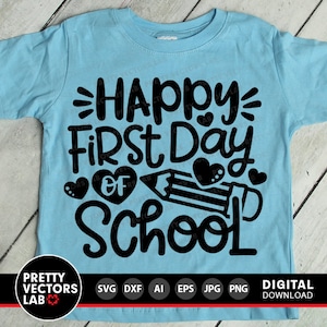 Może przedstawiać: Jasnoniebieska koszulka z czarnym nadrukiem, na kt&oacute;rym widnieje napis "Happy First Day of School" wraz z oł&oacute;wkiem i sercami.