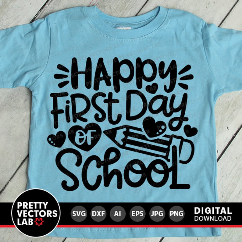 Może przedstawiać: Jasnoniebieska koszulka z czarnym nadrukiem, na kt&oacute;rym widnieje napis "Happy First Day of School" wraz z oł&oacute;wkiem i sercami.