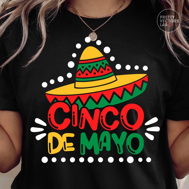K&ouml;nnte beinhalten: Schwarzes T-Shirt mit einem Cinco de Mayo-Design. Die Grafik zeigt einen gelben Sombrero mit roten und gr&uuml;nen Akzenten und die Worte "CINCO DE MAYO" in Rot, Gelb und Gr&uuml;n. Wei&szlig;e Punkte und Linien erg&auml;nzen das festliche Aussehen.