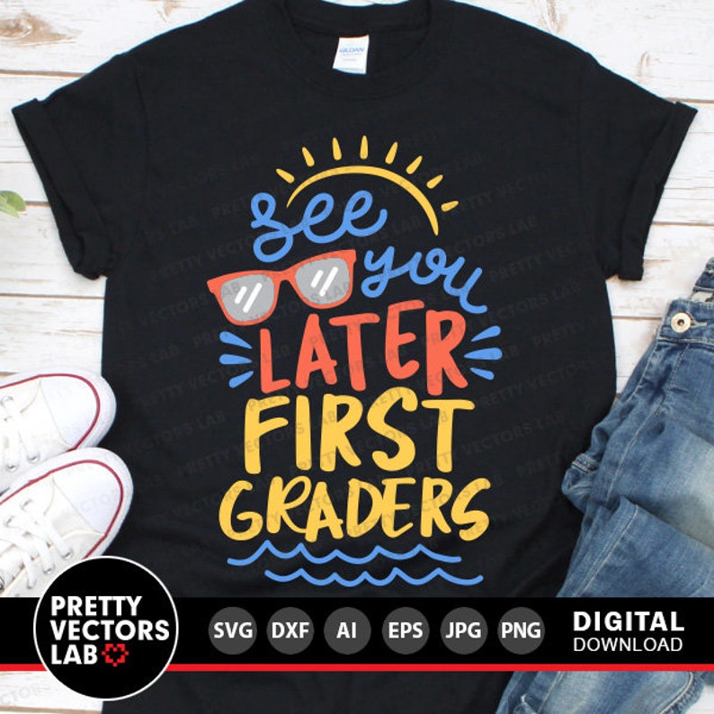 Puede incluir: Camiseta negra con el texto "See you later First Graders" en azul, rojo y amarillo. El dise&ntilde;o incluye gafas de sol, un sol y olas. Zapatillas blancas y vaqueros azules son visibles.