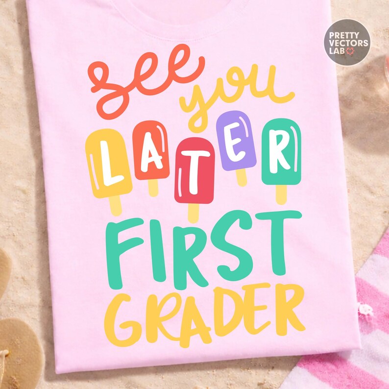 Puede incluir: Camiseta rosa claro con la frase "See You Later First Grader" en letras coloridas. La palabra "Later" est&aacute; representada por gr&aacute;ficos de helados en amarillo, naranja, rojo, morado y verde.