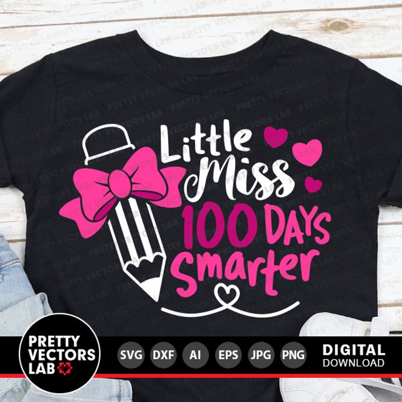 Puede incluir: Una camiseta negra con un l&aacute;piz rosa, un lazo y corazones. El texto en la camiseta dice "Little Miss 100 Days Smarter".