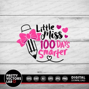 Puede incluir: Un l&aacute;piz rosa con un lazo en la parte superior y el texto "Little Miss 100 Days Smarter" en letras negras y rosas.