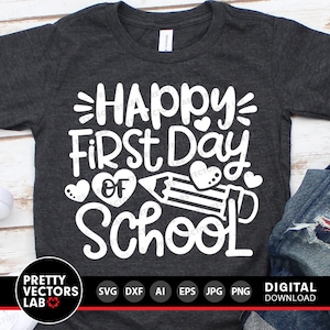 Może przedstawiać: Szary t-shirt z napisem "Happy First Day of School" w kolorze białym. Tekst jest otoczony sercami i oł&oacute;wkiem.
