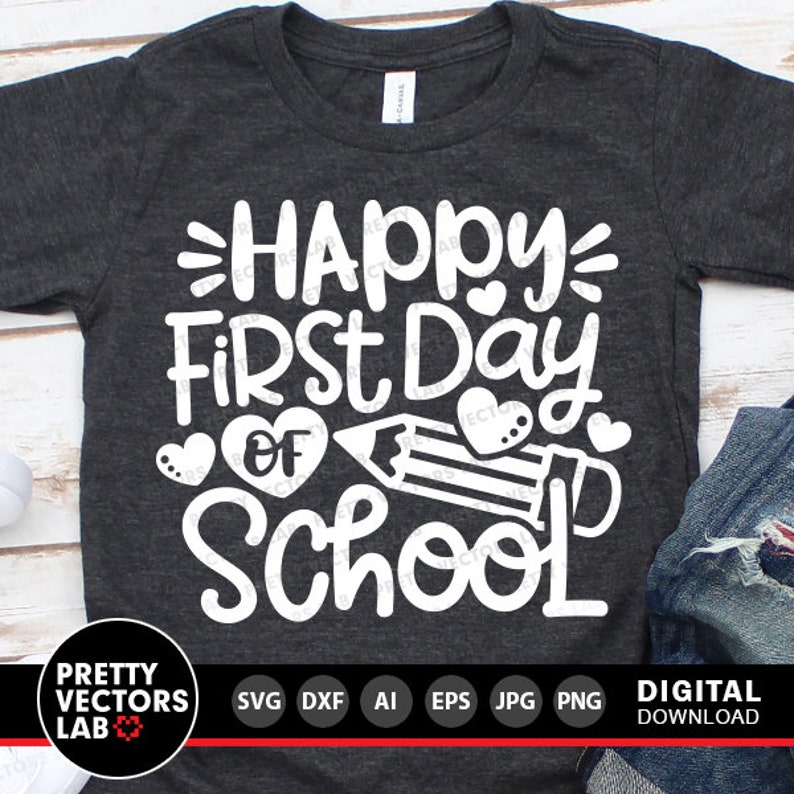 Może przedstawiać: Szary t-shirt z napisem "Happy First Day of School" w kolorze białym. Tekst jest otoczony sercami i oł&oacute;wkiem.