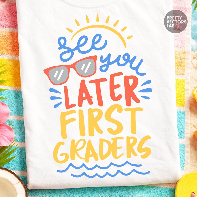 Puede incluir: Camiseta blanca con un gr&aacute;fico colorido que dice "See you later First Graders". El dise&ntilde;o incluye un sol, gafas de sol y olas en azul, naranja y amarillo. La camiseta est&aacute; sobre una toalla de playa.