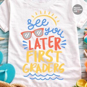 Puede incluir: Camiseta blanca con un gr&aacute;fico colorido que dice "See you later First Graders". El dise&ntilde;o incluye gafas de sol, un sol y olas. Perfecto para la vuelta al cole o celebraciones de fin de curso.
