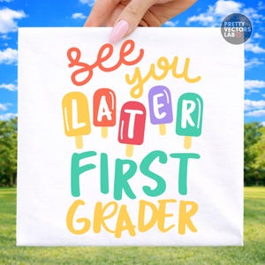 Puede incluir: Cuadrado blanco con el texto "See you later First Grader" en letras coloridas y divertidas. La palabra "later" est&aacute; representada por letras con forma de helado en amarillo, rojo, morado y verde. El dise&ntilde;o es sostenido por una mano.