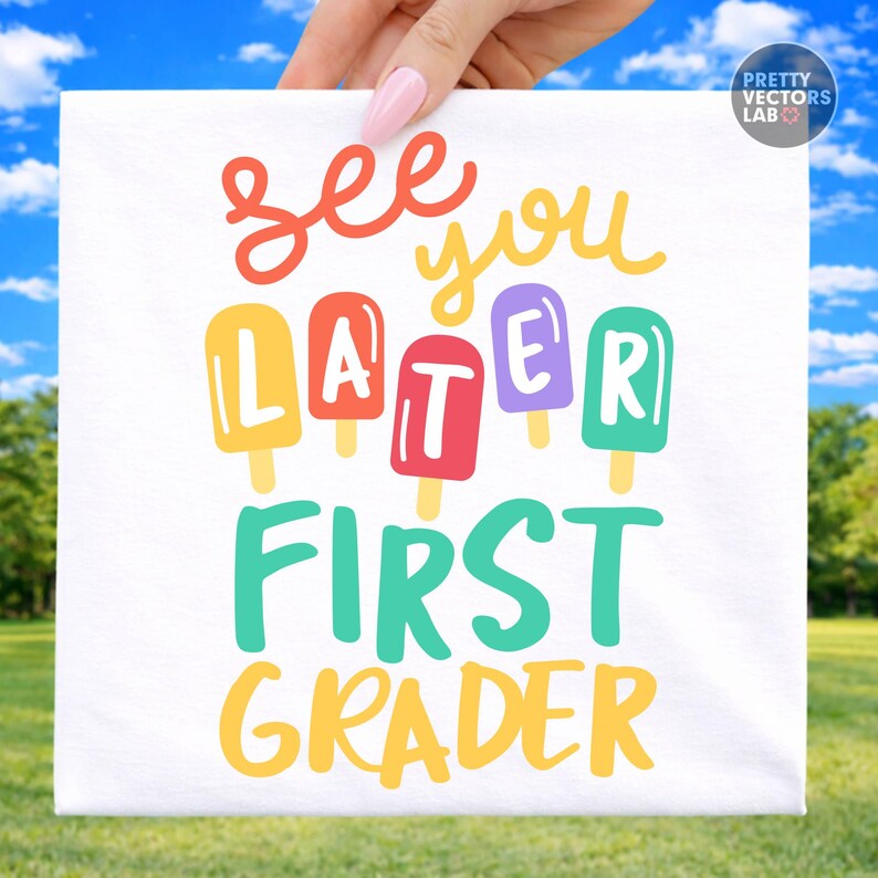 Puede incluir: Cuadrado blanco con el texto "See you later First Grader" en letras coloridas y divertidas. La palabra "later" est&aacute; representada por letras con forma de helado en amarillo, rojo, morado y verde. El dise&ntilde;o es sostenido por una mano.