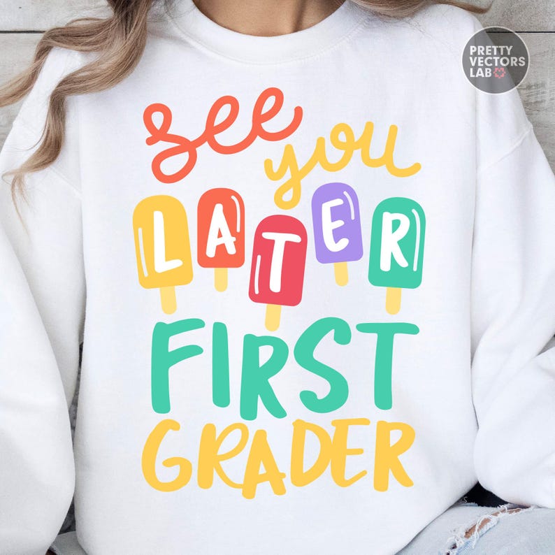 Puede incluir: Sudadera blanca con la frase "See you later First Grader" en letras coloridas. El dise&ntilde;o incluye ilustraciones de helados con las letras L, A, T, E y R. Un dise&ntilde;o divertido y juguet&oacute;n para el regreso a clases.