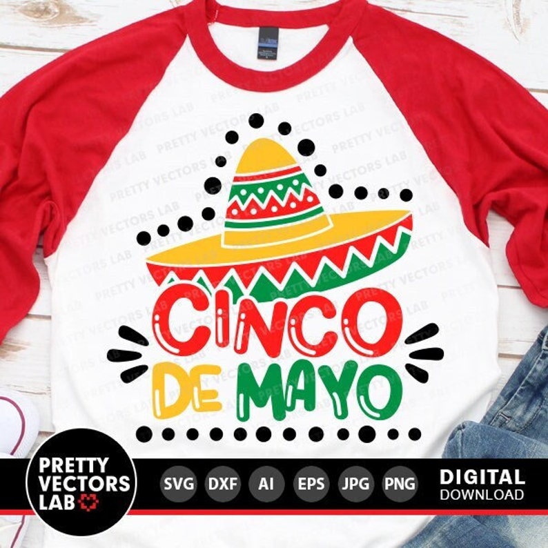 K&ouml;nnte beinhalten: Ein wei&szlig;es Raglan-Shirt mit roten &Auml;rmeln mit einem farbenfrohen Cinco de Mayo-Design. Das Design umfasst einen gelben Sombrero, den Text "Cinco de Mayo" in Rot, Gr&uuml;n und Gelb sowie dekorative Elemente.