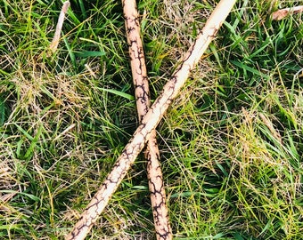 Baquetas fractales quemadas: un regalo único para bateristas. Arte único de madera con rayos.