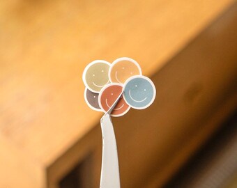 Paquete de mini pegatinas de caritas sonrientes de 1/2 pulgada / Paquete de 5 pegatinas impermeables / Pegatinas para rellenar huecos en botellas de agua o cuadernos