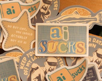 Puede incluir: Una colección de pegatinas con varios diseños y textos, incluyendo "ai SUCKS", "KEEP YOUR DATA CENTERS OFF MY LAWN", "SUPPORT REAL ARTISTS", "NO BUT LIKE, YOU SHOULD ACTUALLY NOT USE AI" y "STOP USING AI AND USE YOUR BRAIN, DUMMY".