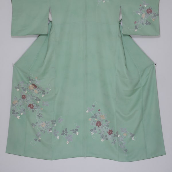 Vintage light green silk houmongi kimono with a yuzen floral motif (151 cm)